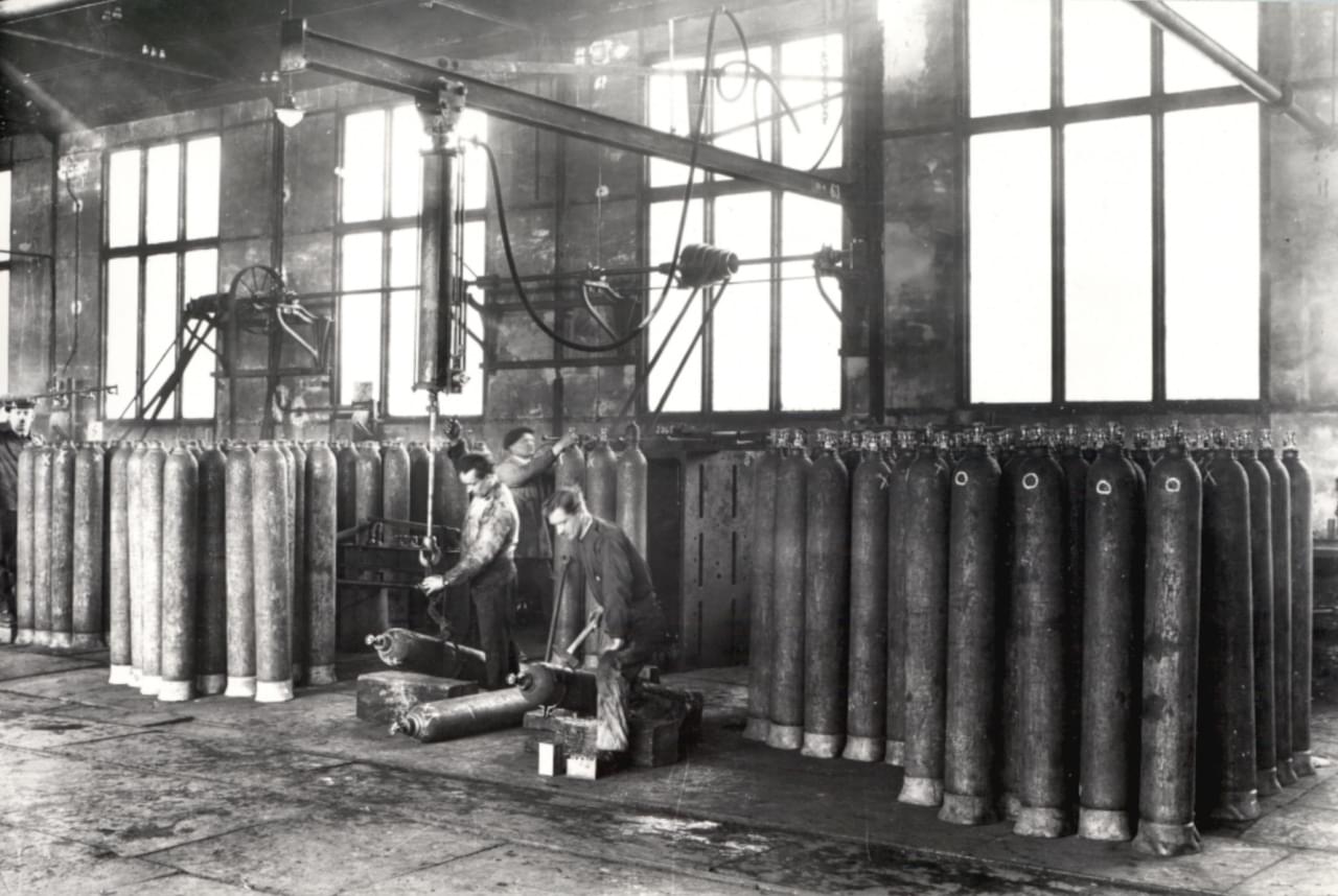 vyroba-tlakovych-lahvi-r-1938.jpg